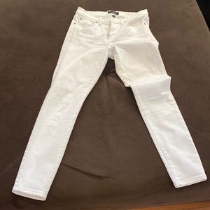 White jeans, mid rise like new